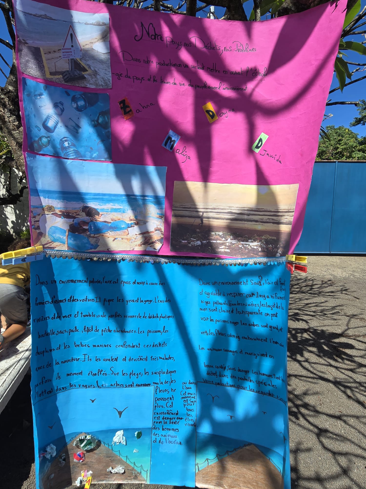 Affichage dans la cour de l’école